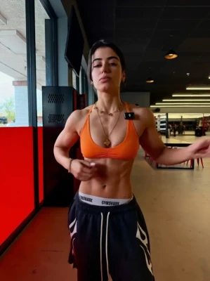 sarasaffari__ - For my underboob lovers.