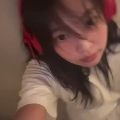 jennierubyjane - Sending someone a nude at random- all you have to do is like this