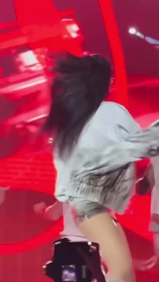 jennierubyjane - leave it to me to have a huge smile on a cock 🥰