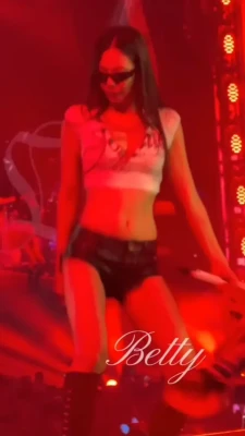 jennierubyjane - who wants me to come to their bedroom door like this?😈 swipe for