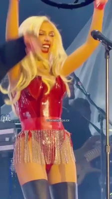 xtina - I love the beach!
