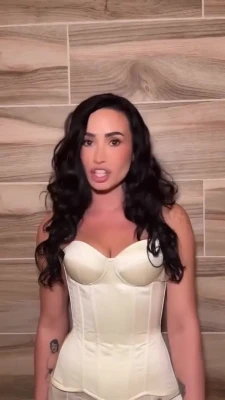 ddlovato - Hi 👋🏻  1) check your DM’s  2) guarda come mi masturbo da