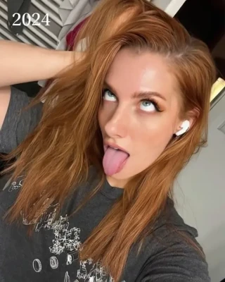 laraloft - Push me up against a wall and kiss me all over 🥵🍑😘🍒🥵