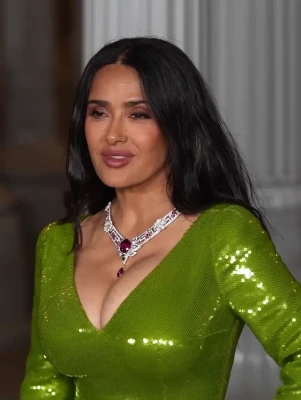 salmahayek - Tits out in the doctors office. 🤤🥴