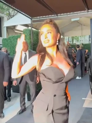 salmahayek - The black hair is back xx