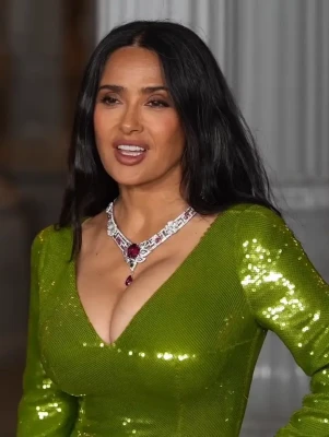 salmahayek - Come kiss Daddy’s 🪄😘😘