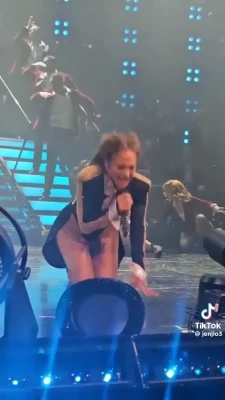 jlo - Jeg forsøger forsigtigt at lave et opslag på dansk 🙏 Det er en