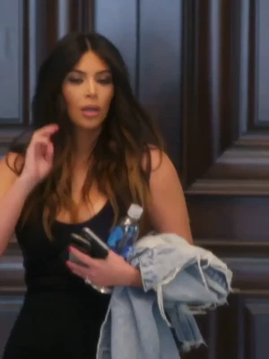 kimkardashian - Headed out to play 18 ⛳️ 👏🏼