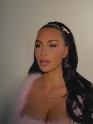 kimkardashian - hello to all my new (and old) subs <3 I hope you are having a
