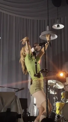yelyahwilliams - The booty's shadow looks like butt cheeks XD