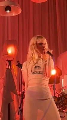 yelyahwilliams - 🥵💍 with freshly 🪒🐱 in the 🌞 (riddles are fun;)