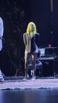yelyahwilliams - Are you coming to join me in bed?  Tu viens me rejoindre dans le lit?