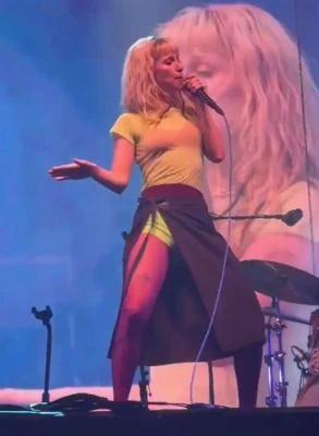 yelyahwilliams - Perched booty ~
