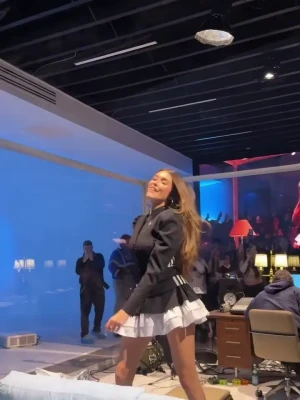 madisonbeer - the belly is extra cute today