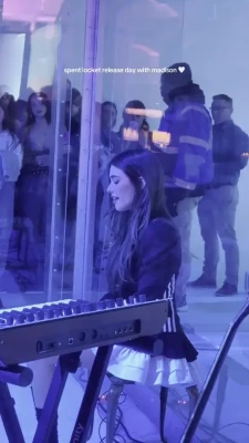 madisonbeer - gonna fill myself up bc u arent here to do it for me 👉🏻👈🏻