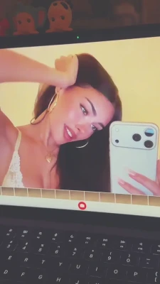 madisonbeer - Scroll to move my thong 😉 🍑 🖤