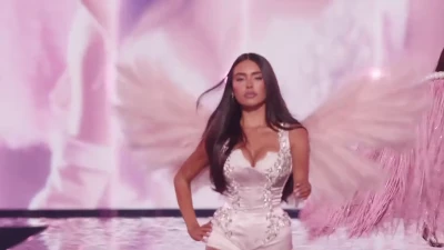 madisonbeer - spend your Sunday relaxing with me 💋