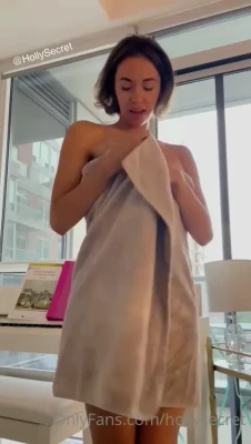 hollysecret - Alone in team showers