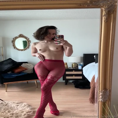 hollysecret - caught u lookin up my skirt 🙈