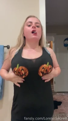loreleisecrett - All alone in the dark- who wants to play with me?