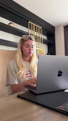 livvydunne - Fotos y Vídeo  Meneando el culo para ti boing boing ¿te gusta como
