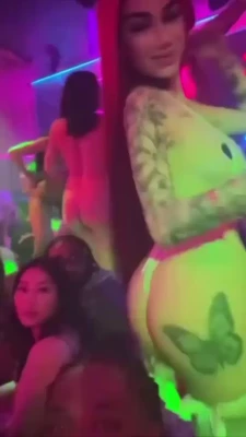 bhadbhabie - En Nochevieja  no olvides agradecer a tus últimos años todo lo que
