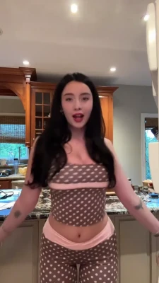 hotblockchain - Hot new bra and leather skirt!