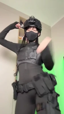 brattyluna - hmm, can you put your cock in between!! 💦😏🤭🍆