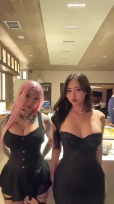 roseredroom - Série à l'hôtel 😎 J'aime bien ce top noir, avec le rouge à