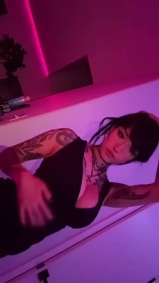 roseredroom - Are you checking me out?