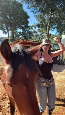 camiihenaoo - No bra hehe no panties 🙈