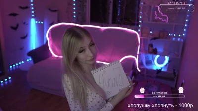 _polina_li_ - Les excita a dos chicas mostrando su vagina en parque?