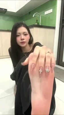 velvetxrose - Cutesy girl about to get throatfucked 🥰