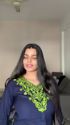 yourstrulyanushkaa - Pull the dress up? ⬆️