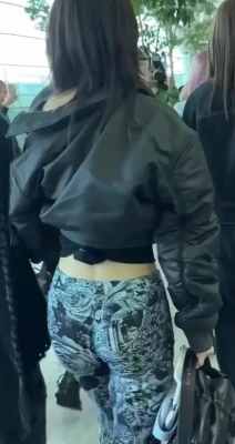 illit_official - I see you, checking out my ass, don’t stop 🍑🍑