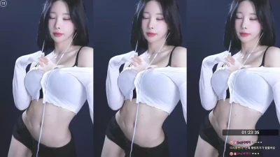 danicaisley - PLAYING WITH MY PUSSY 🐱💦 Watch me rub my pussy and vibrate my