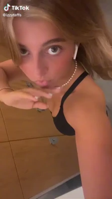 izzytaffs - Hey babe check dm 🥛