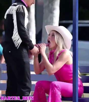 margotrobbie - Happy hump day 💋