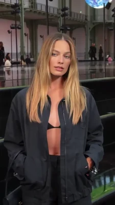 margotrobbie - Sorry for the gross mirror