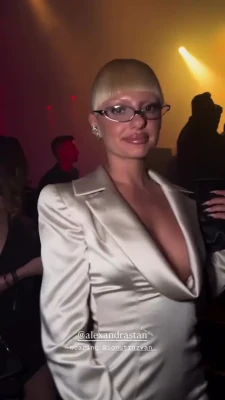alexandrastan - Sideboob pillow 🤗 get cozy and get some rest 🥰🥰🥰😘