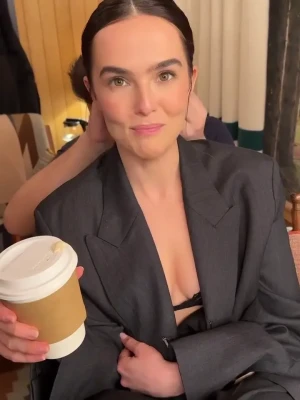 zoeydeutch - Femboy penis jumpscare!!!