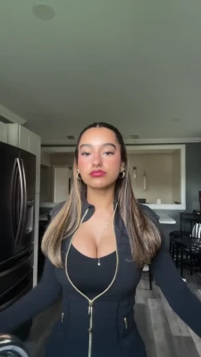 ashlee_almonte - Tits, coffee, and games. You really don’t need anything else!✨