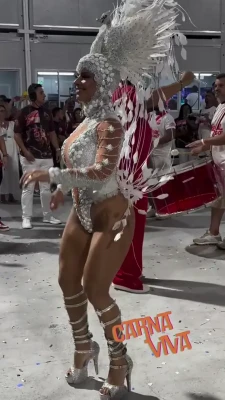 araujovivianne - Legs spread and playing. ( if you havnt paid for vip make sure you