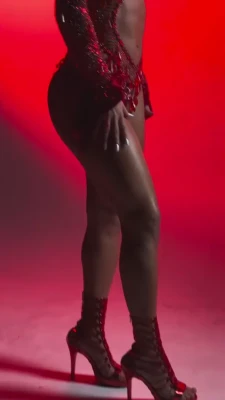 brunagriphaoo - Who wish my feet was rubbing their cock with this lotion? 😝