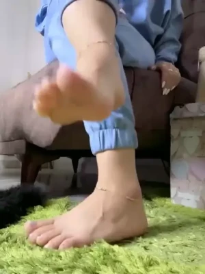 zizo.bl - Getting a pedi and posting my journey on the story so be sure to