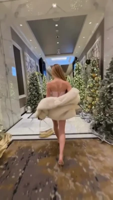 sophiadiamond - Waiting in the train for a dick 🙇‍♀️