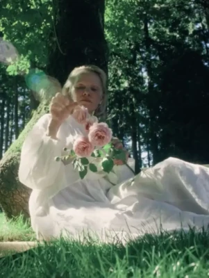 pamelaanderson - The best way to sunbathe is naked, don't you think? ☀️ A melhor