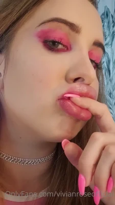 vivian_rose - wanna pose for u while u jerk off & touch me for hours