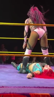 sashabankswwe - Here video🔞 in which I take off a leather🤤 top, you can see me