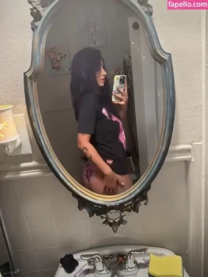 zoeebarb - Hot and dr*nk in a random bathroom 😘